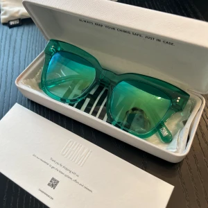 Chimi glasögon  - Oanvända CHIMI 005 i färgen Aqua med typ spegelglas💞 Plast sitter kvar på vissa saker,  förpackningen kvar osv, endast testade💞 Nypris: 1250kr Säljes då jag har dubbletter🥹 ✓ Handmade in Italian acetate  ✓ 100% UVA+UVB protection