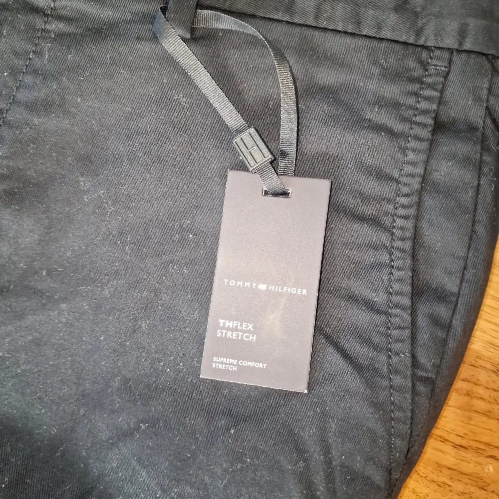 Säljer två par Tommy Hillfiger Jeans som är helt oanvända. De har bara suttit i min garderob tills de blev för små för mig. De är båda av storleken 31/34. De Är fina, stilrena och passar för speciella tillfällen. En för 249:- och båda för 449:-. Jeans & Byxor.