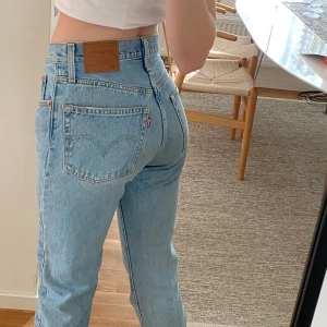 Levis jeans - mid waist straight - Jättefina levis jeans som blivit lite små för mig💞Inga deffekter och väldigt fint skick💞Skriv för fler frågor eller bilder🫶🏻