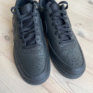 Nike court vision low svarta - Svarta Nike court vision low. Använda en gång. 