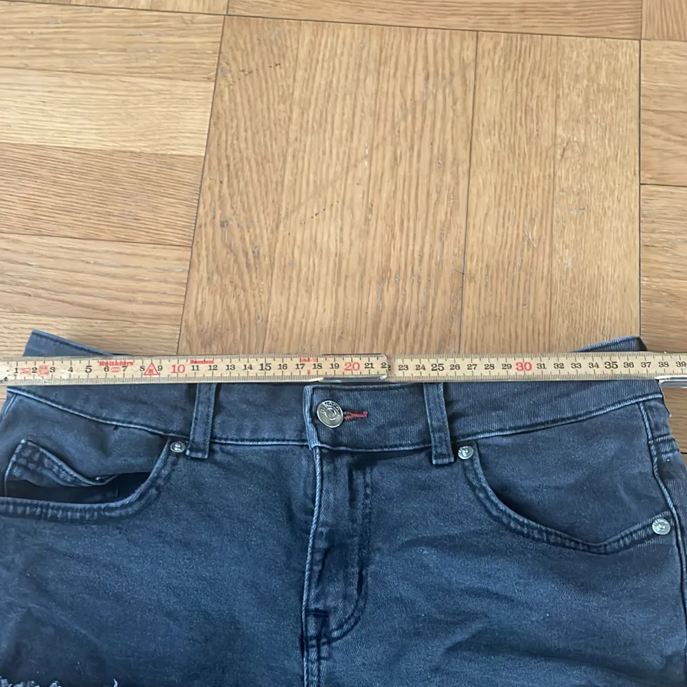 Svarta jeans shorts, Jätte fint skick och inga defekter. Köpa här på Plick men säljer pga för små. Midjemått rakt över- ca 37cm, längd - ca 21-22 cm, Storlek 38. Skriv vid fler frågor🖤 ( pris går att diskuteras. . Shorts.