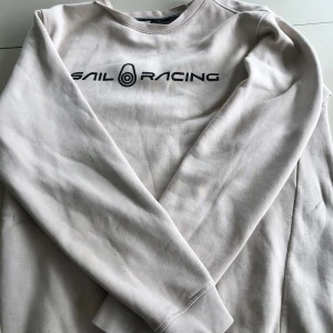 Sail racing tröja  - Hej jag säljer nu min sail racing tröja för de e inte min stil längre, den e i 10/10 skick och hör av er vid funderingar.