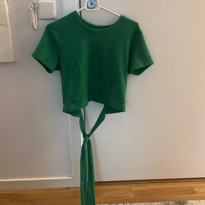 Topp från Gina Tricot  - Säljer min fina topp från Gina, använd fåtal gånger toppen är i bra skick och storleken är L men passar väldigt bra på M också💚💚