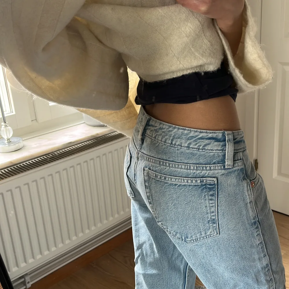 Säljer mina lågmidjade straight jeans från weekday i modellen ”arrow” då de inte längre är min stil❤️ tveka inte på att ställa frågor❤️. Jeans & Byxor.