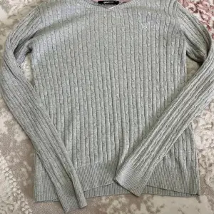 Basic grå cable crew neck tröja från ginatricot. Bra kondition. Köptes för 149kr. 