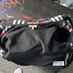 Burberry zip hoodie - Burberry zip hoodie knappt använd råka köpa fel storlek kvittot slängde morsan men har fortfarande paketet