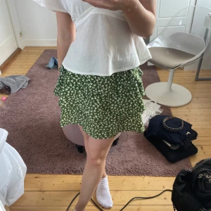 Sommar kjol - Grön blommig sommar kjol. Använd ett fåtal gånger, i bra skick. 