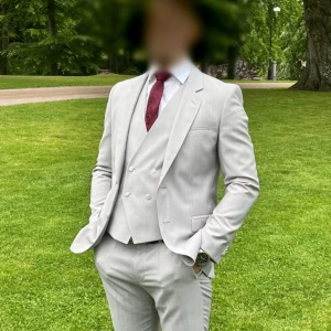 Kostym Hugo boss  - Grå Hugo boss kostym som är använd 1 gång under studenten. I fint skick precis som ny, kemtvättad och pressad. Högst bjudande, köpt för 7000kr. 