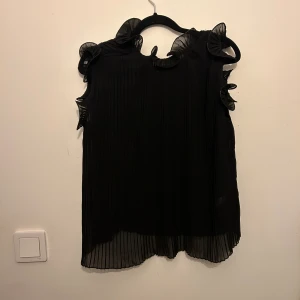 Zara blus - Svart blus från zara med fina volangdetaljer. Knappt använd och är i storlek xs 💘