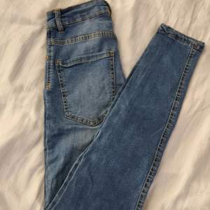 Blåa högmidjade jeans från Gina Tricot. Modell: Molly, strl. M, slim fit. Extremt stretchiga med knapp och dragkedja. 