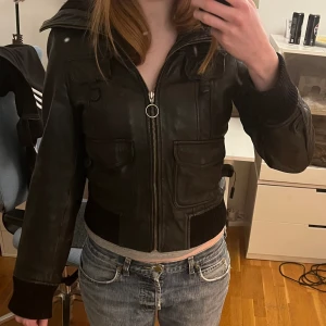 Äcklets läder jacka - Tajt läderjacka i svart med fina detaljer från märket ByMNG! Genuin leather🎀  några knappar saknas.  Skriv för mer info! Du står för frakten❤️