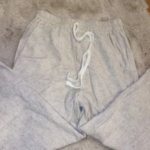 Linnebyxor - Säljer ett par jätte fina linne byxor💗 jätte fint skick och säljer för dom är för korta för mig. 
