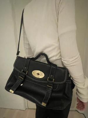 Cool axelväska! - Jättefin axelväska, rymlig och cool! Kommer med en axelrem men kan även bäras som handväska!