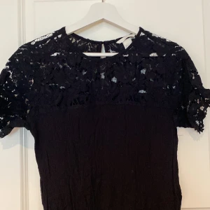 Klänning med spets - Svart klänning med spets. Från hm. Strl 40.  Har två likadana därav 2 annonser. 