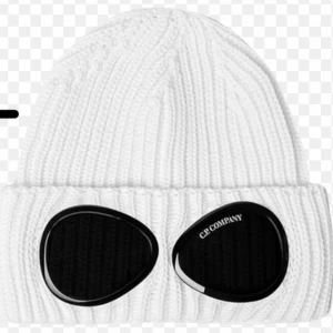 Hej säljer min CP company mössa hör av er - One size en pytte liten spricka man inte ser på glasögonen och varan är såklart äkta 