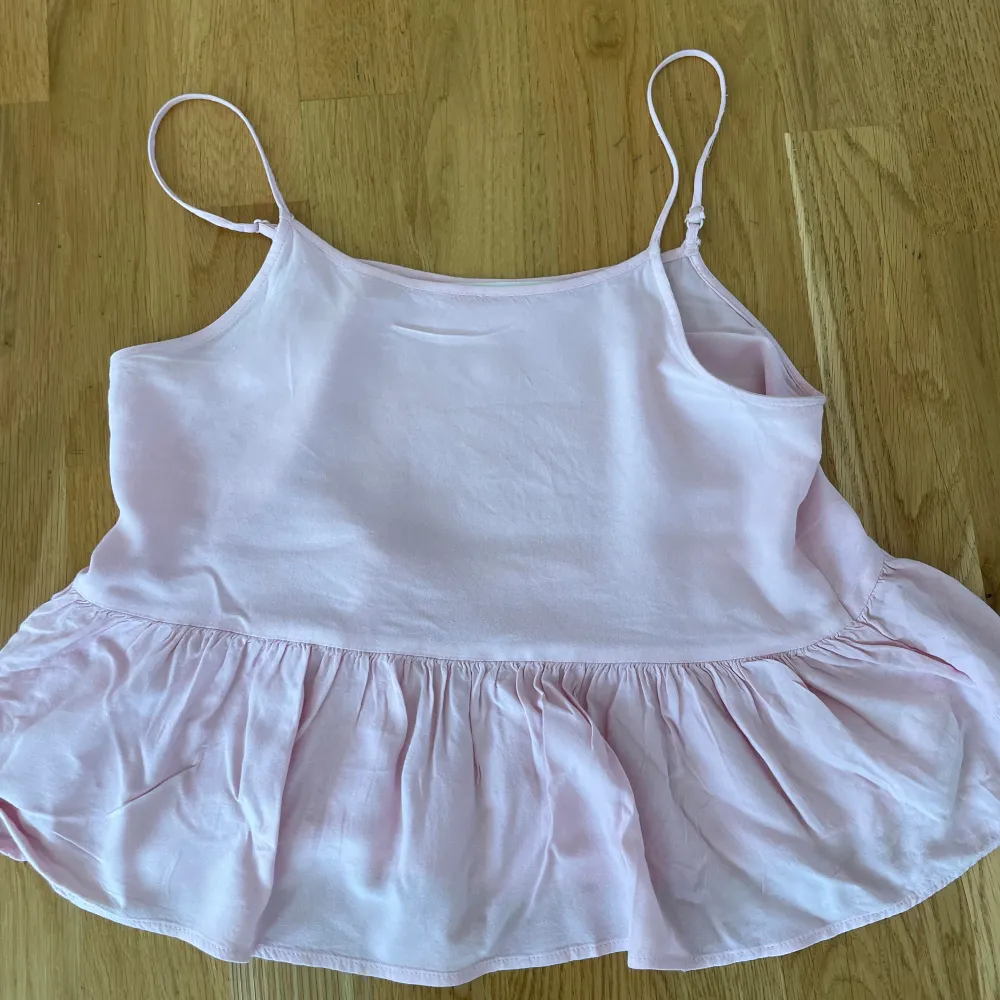 Ett rosa linne från hm 💞 Storleken är 146 men funkar ändå🤷🏼‍♀️den som köper står för frakten:). Toppar.