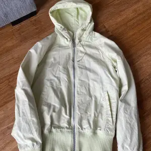Säljer denna jacka då den är för liten för mig, har några fläckar på sig men lätt att tvätta bort. Den är typ ljus gul/grön