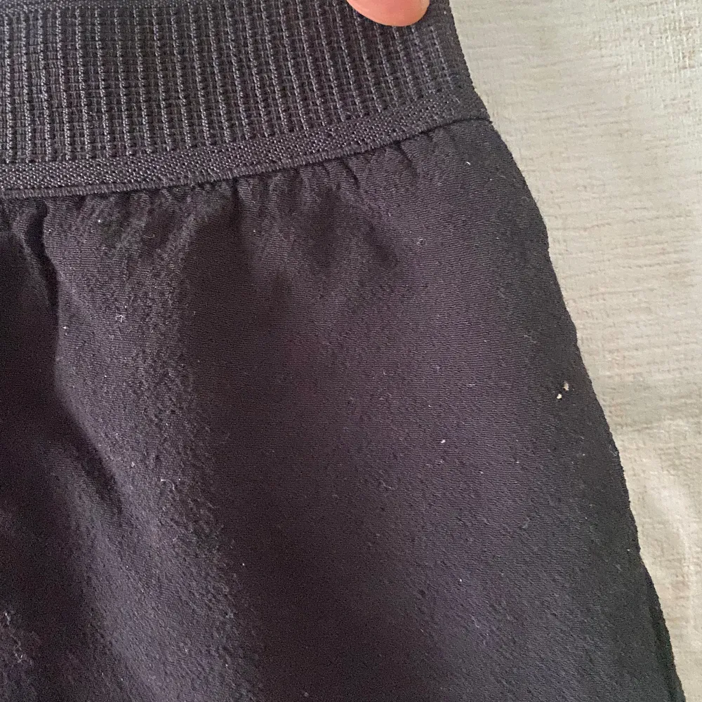 Snygg enkel shorts  från Samsøe Samsøe st XS i lätt viscos material, elastiskt band i midjan och fickor i båda sidor.. Shorts.