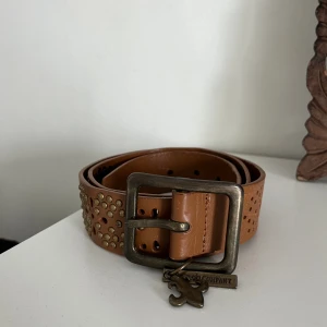 Friis & Company bälte - Brunt bälte med snygga detaljer från Friis & Company i gott skick. Längd 102 cm. Äkta skinn. 