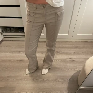 Beiga jeans - Säljer nu mina beiga jeans från hm som är helt slutsålda i stl 42 men skulle säga att de är mellan 38-40, passar mig som är 174 i längden perfekt💕