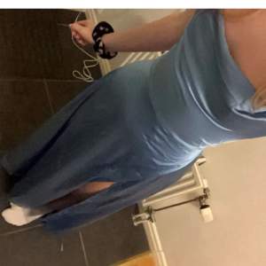 Jätte fin blå satinklänning, aldrig använd bara prövad! Köpt ifrån Zalando. Perfekt till bal eller skolavslutningen.💕 2 bilder är lånade! Jag är 1,58 cm och klänningen är för lång för mig. Skulle tro den passar bäst på nån som är + - 1,65 💕
