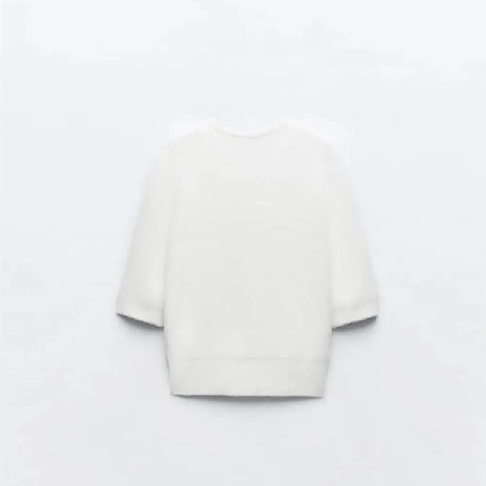 Säljer denna tröja från Zara! Otroligt fin. Eller om någon vill byta den mot något annat? Endast använd 3 gånger. Helt som ny! Skriv privat om ni vill se hur den ser ut på!💓. Stickat.