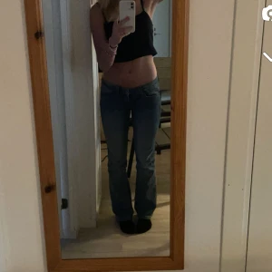 lågmidjade jeans - Säljer då de blivit lite för små på mig. Skriv för fler bilder. Bra i lägnd för 170.