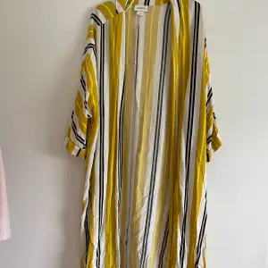 Tunn fin gul kimono. Perfekt till sommaren! Lätt och ledigt plagg. Går ej att knäppa och har en slits på vardera sida💛☀️ Fungerar till xs-L den är väldigt luftig och ledig  (Tips! Köp med bundle för att spara på den frakten🔥! In och fynda fler plagg i