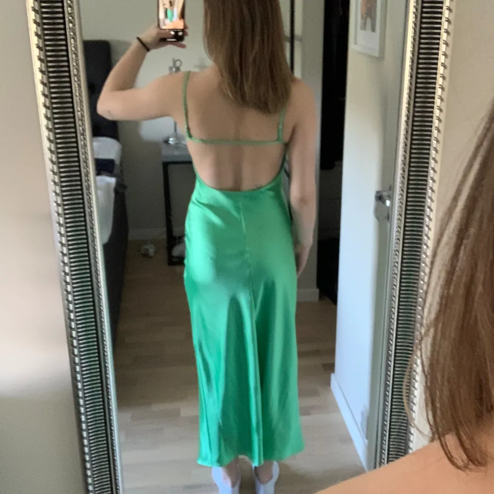 Intressekoll på min så fina gröna klänning från zara, jag vet inte riktigt om jag ska sälja det beror på bud, så skicka prisförslag ifall du är intresserad☺️💕 slitsen där bak är lite snesydd, man kan se det på sista bilden💕. Klänningar.