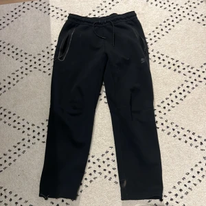 Nike tech byxor - Skick 9/10, fina byxor, nypris 1300 mitt pris 400