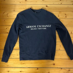Armani exchange sweatshirt - Navy/mörkblå armani exchange sweatshirt. Storleken är M. 100% äkta köpt i italien. Mycket bra skick, använd endast ett fåtal gånger. Originalpris 1500:-. Pm för mer info och bilder. Pris kan diskuteras
