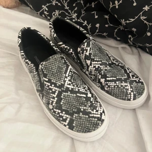 Ormskinn sneakers - Aldrig använda! Storlek 41 men små i storleken 