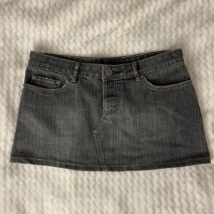 Lågmidjad Jeans kjol  - Super snygg och Lågmidjade, midjemått: 38,5 cm längd: 27-28 cm ❤️ köpt vintage i London 