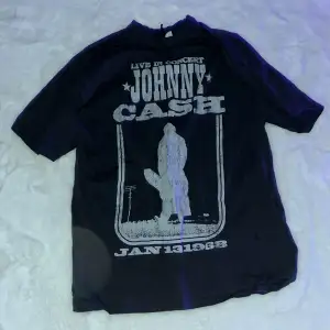 Johnny cash tryck på oversize T-shirt. Mycket bra skick.