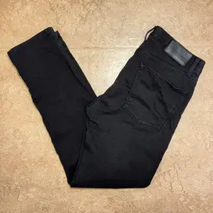 J.Lindeberg jeans i modellen Damien, använda men i gott skick. Storlek: 33 W, 32 L, Midja: 42 cm Ytterben: 99 cm Benöppning: 17.5 cm