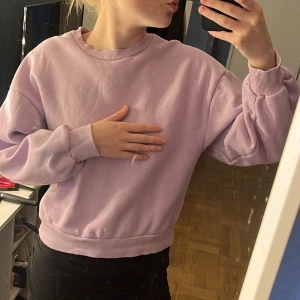 sweatshirt  - sweatshirt i storlek xs, från ginatricot💜