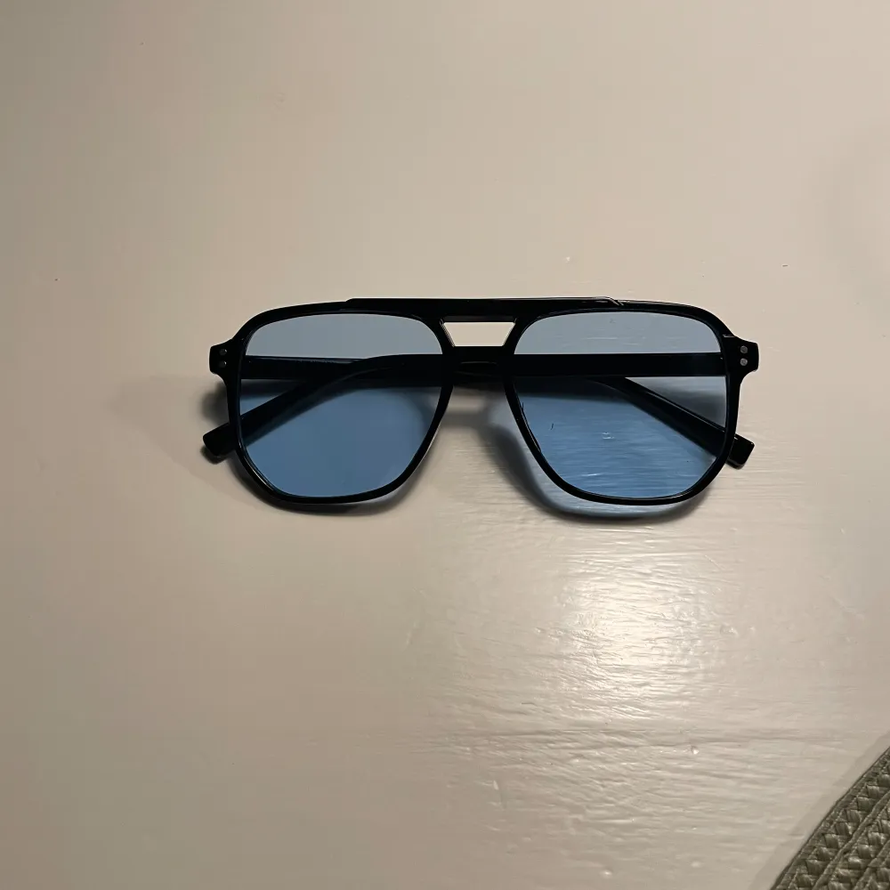 Riktigt feta solglasögon i blått glas. Passar perfekt nu till sommaren.. Övrigt.