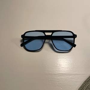 Riktigt feta solglasögon i blått glas. Passar perfekt nu till sommaren.