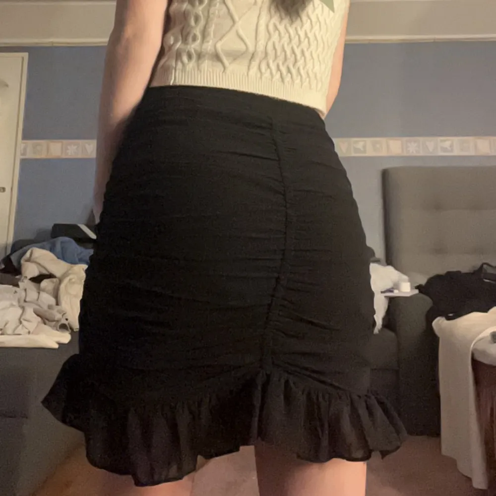 säljer denna kjolen ifrån na-kd i storlek 34🖤super smidig dragkedja och spänne i midjan!. Hameet.
