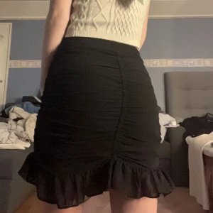 svart kjol - säljer denna kjolen ifrån na-kd i storlek 34🖤super smidig dragkedja och spänne i midjan!