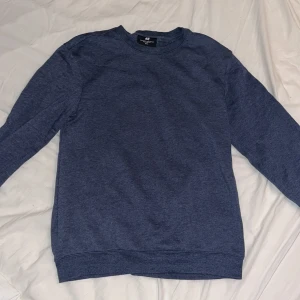 Oversized sweatshirt - Mörkblå super mysig tjocktröja. Varm och skön innuti, men har ej använt den så mycket för tycker ej att den passar min stil. Men annars är det en skön hemmatröja!