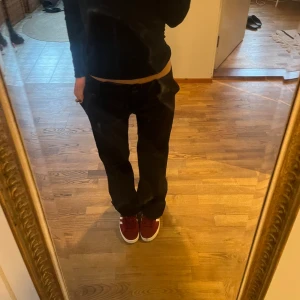 Lågmidjade kostymbyxor  - Lågmidjade kostymbyxor som är helt nya! Midjemått 37cm innerbenslängd 80cm. Köp via köp nu ❤️‍🔥