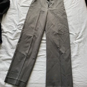 Madlady byxor  - Gråa madlady byxor som är köpa här på Plick för ca 1 år sen och har själv använt dom 4 ggr typ och jag tycker att dom är i bra skick och inga defekter på dom 