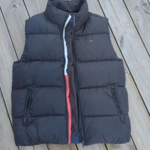 Tommy Hilfiger väst  - Säljer denna tommy hilfiger västen, den är storlek 176 den ser helt ny ut inga fläckar eller hål i västen. Pris kan diskuteras 