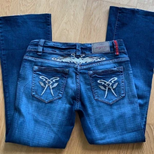 Jeans - Lågmidjade bootcut jeans med gulliga motiv på bakfickorna !!  Pris går att diskutera 💋