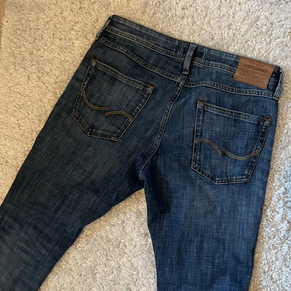 Hej! Säljer dessa jeans då de inte kommer till användning. Skick 7/10 liten defekt på högra benet.. Jeans & Byxor.