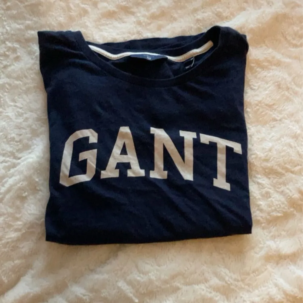 Marinblå äkta Gant t-shirt.💕. T-shirts.