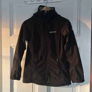 Peak performance jacka - Säljer en vårjacka från Peak Performance, näst intill oanvänd. Storlek xs.