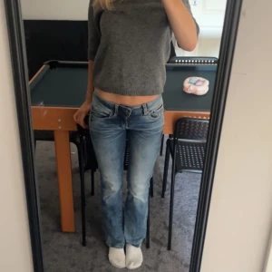 Skit snygga lågmidjade jeans - Säljer dess jeans då det börjar bli lite för korta för mig. Skit snygga bra skick . Köpte för 660. Storlek S