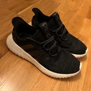 Adidas sneakers - Jätte fina Adidas sneakers i strl 38 2/3, endast använda enstaka gång